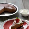 Σοκολατόπιτα “Όασις” με φράουλες σε μπισκοτένια[...]