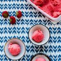 Γρήγορο παγωτό φράουλα με ροδόνερο