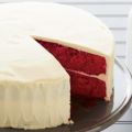 Κέικ «Κόκκινο βελούδο» με γλάσο άσπρης σοκολάτας