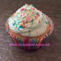 Cupcakes βανίλιας με χρωματιστή βουτυρόκρεμα