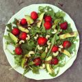 Σαλάτα με αβοκάντο, ανακάρδια, ρόκα και φράουλες