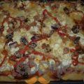 Πίτσα με λουκάνικα φρανκφούρτης, φέτα και ελιές