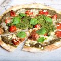 Πίτσα με σάλτσα verde , ψητά ντοματίνια με[...]