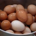 Πώς βράζουμε πολλά αυγά για να μη σπάσουν
