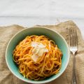Linguini με σάλτσα ντομάτας και mascarpone