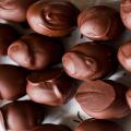 Σοκολατένια υγιεινά τρουφάκια με φράουλες -[...]