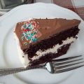 Τούρτα απο σοκολατένιο κέικ με βουτυρόκρεμα και[...]