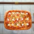 Super Αφράτη Σπιτική Πίτσα στο ταψί με ζύμη από[...]