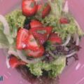 Πράσινη σαλάτα με φράουλες