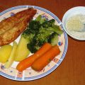 Ψάρι τηγανητό με βραστά λαχανικά λαδολέμονο