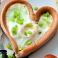 Τηγανιτά αυγά με λουκάνικο σε σχήμα καρδιάς