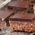 Σοκολατένια τετράγωνα με μπισκότα και ξηρούς[...]