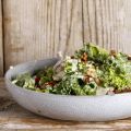Caesar salad με βραστό κοτόπουλο και kale 
