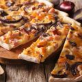 Πίτσα με κρεμμύδια, μπέικον και τυρί κρέμα