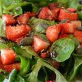 Πράσινη σαλάτα με φράουλες και super foods‏[...]