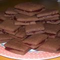 Μαλακά μπισκότα σοκολάτας με μαρμελάδα φράουλα