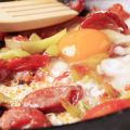 Λουκάνικα με αυγά και πιπεριές Φλωρίνης