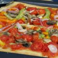 Πίτσα με πολύχρωμα λαχανικά