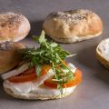 Bagels με ντομάτα και μοτσαρέλα