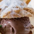 Προφιτερόλ με παγωτό βανίλια-σοκολάτα