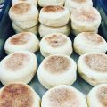 English muffins* (του chef Noel Roche)