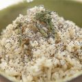 Καστανό ρύζι με παπαρουνόσπορο & φασκόμηλο