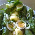 Σαλάτα σε πράσινο και κίτρινο φόντο