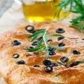 Φοκάτσια με ελιές και δενδρολίβανο