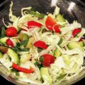 Σαλάτα λάχανο με κόκκινες και πράσινες πινελιές