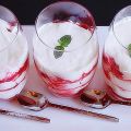 Επιδόρπιο σε ποτήρι με φράουλες, μαρέγκες και[...]