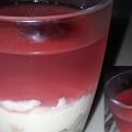 Ανάλαφρο γλυκό ψυγείου με ζελέ-κρέμα σε ποτήρι[...]