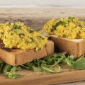 Scrambled eggs με κουρκουμά