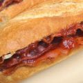 Σάντουιτς με μπέικον και τυρί σαγανάκι