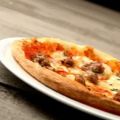 Pizza Margherita con salsiccia fresca