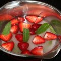 Φράουλες με σιρόπι μέντας: ένα πολύ απλό γλυκό
