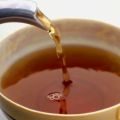 Ζεστό τσάι με τσίπουρο και μέλι