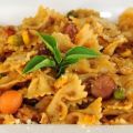 Farfalle με σάλτσα τομάτας, λουκάνικο και[...]