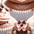 Cupcakes με frosting κακάο και πέρλες σοκολάτας