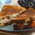 Σάντουιτς με μπέικον, γαλοπούλα και τυρί