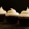 Cupcakes σοκολάτας με λευκό γλάσο
