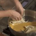 Βάζει τα μακαρόνια στην κατσαρόλα και προσθέτει[...]