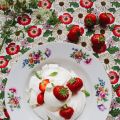 Μαρέγκες με φράουλες, crème fraîche και σιρόπι[...]