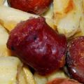 λουκάνικα με πατάτες και μήλα/Sausages with[...]