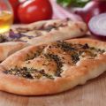 Φοκάτσια με ελιές και δεντρολίβανο