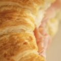 Κρουασάν με μορταδέλα και τυρί
