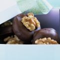 Σοκολατάκια γεμιστά με καρύδι με 4 μόνο υλικά