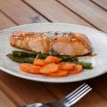 Σολωμός ενός σκεύους με χειροποίητη teriyaki[...]