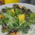 Πράσινη σαλάτα με νεκταρίνι και σως γιαουρτιού