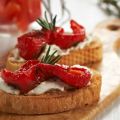 Bruschetta με μανούρι και πιπεριές