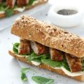 Σάντουιτς με σνίτσελ και πράσινη σαλάτα
